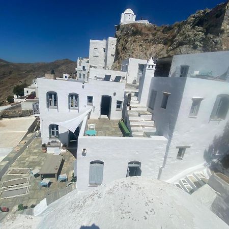 Windhouses Serifos Buitenkant foto