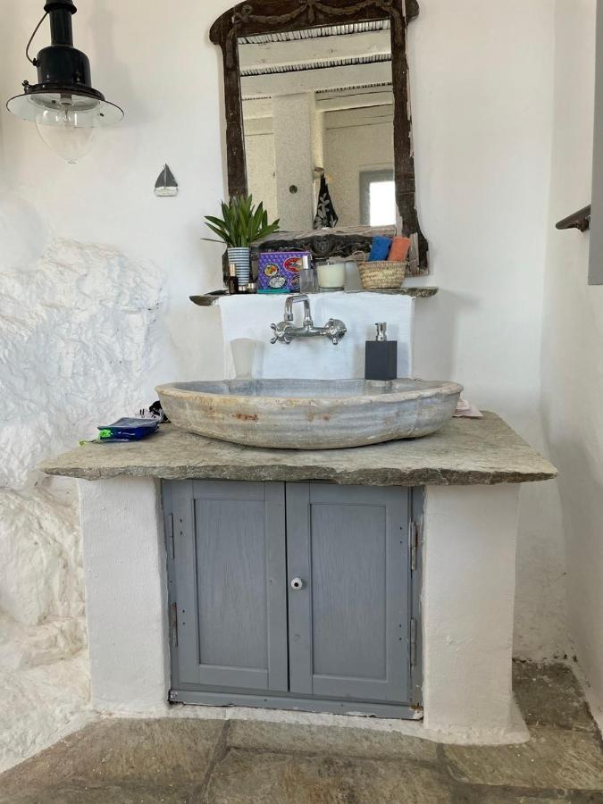 Windhouses Serifos Buitenkant foto