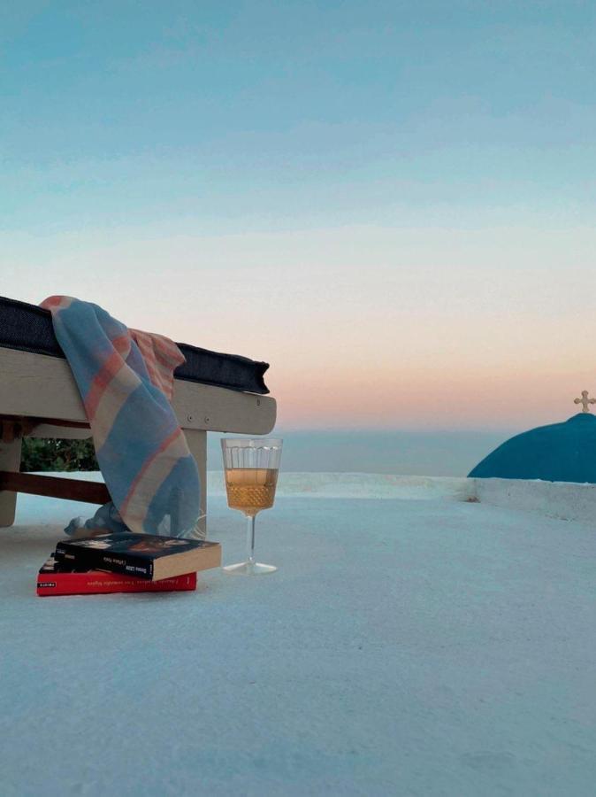 Windhouses Serifos Buitenkant foto