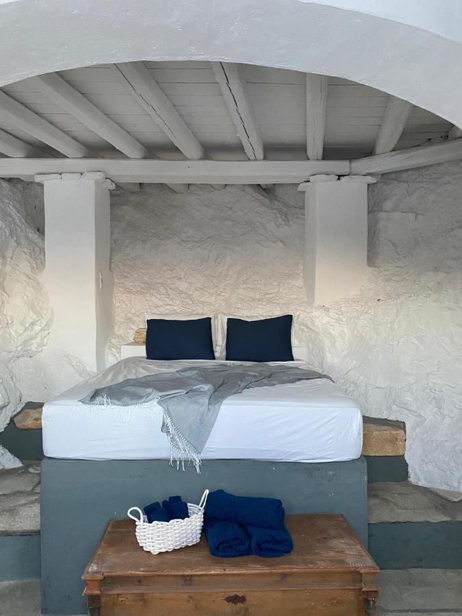 Windhouses Serifos Buitenkant foto