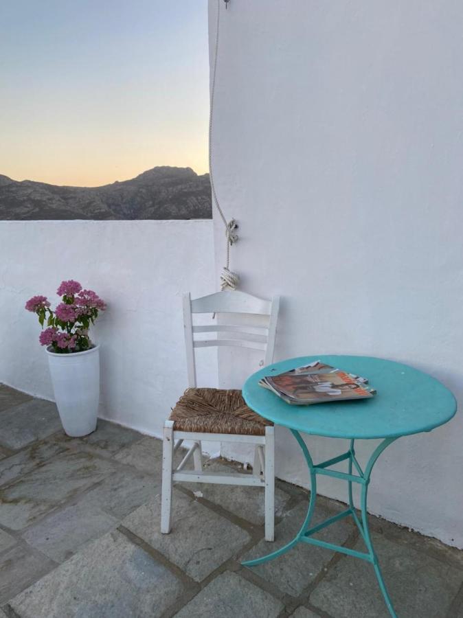 Windhouses Serifos Buitenkant foto