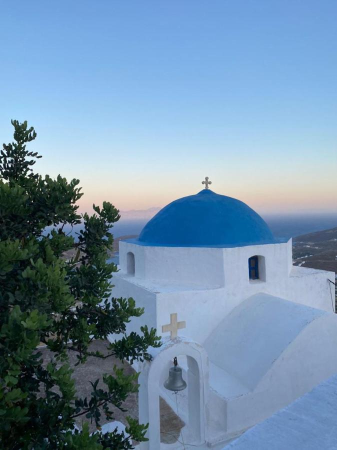 Windhouses Serifos Buitenkant foto