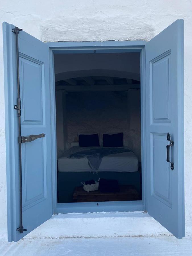 Windhouses Serifos Buitenkant foto