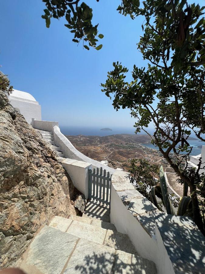 Windhouses Serifos Buitenkant foto