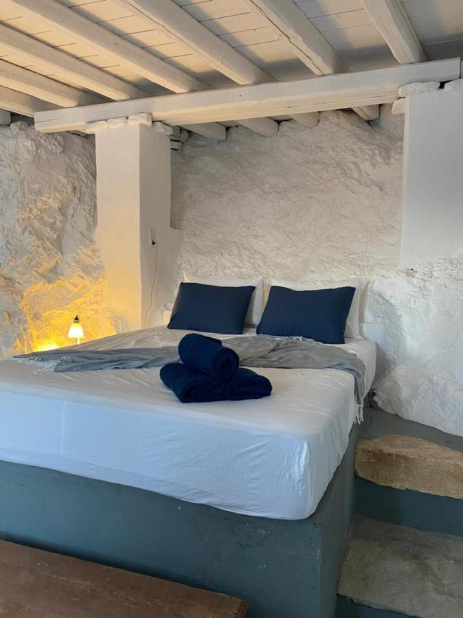 Windhouses Serifos Buitenkant foto