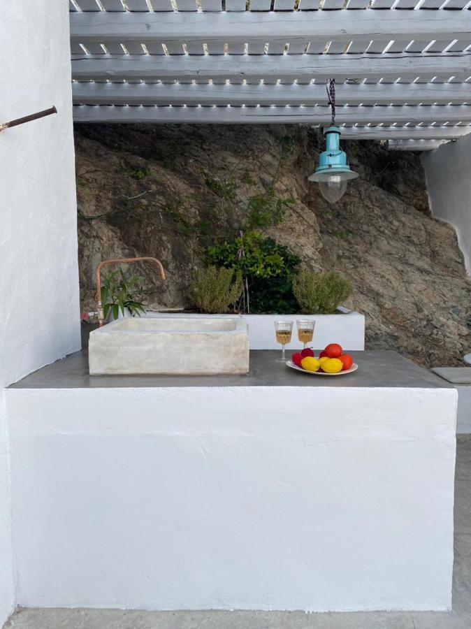 Windhouses Serifos Buitenkant foto