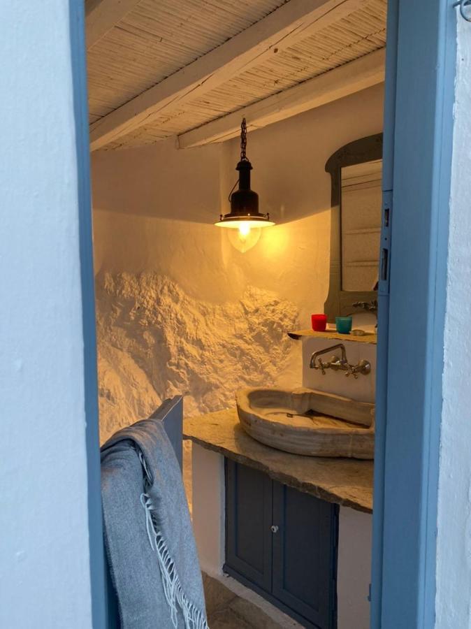 Windhouses Serifos Buitenkant foto