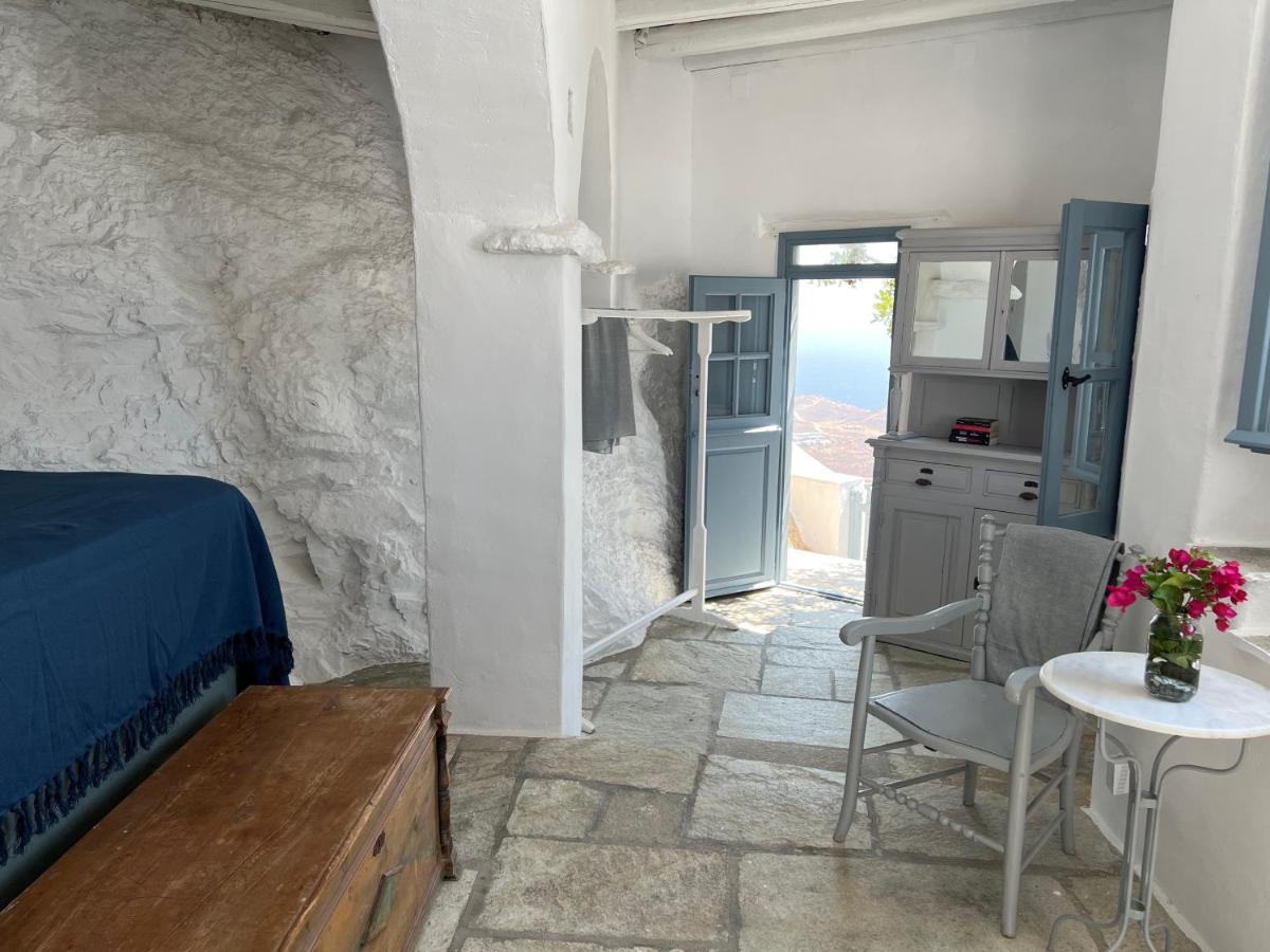 Windhouses Serifos Buitenkant foto