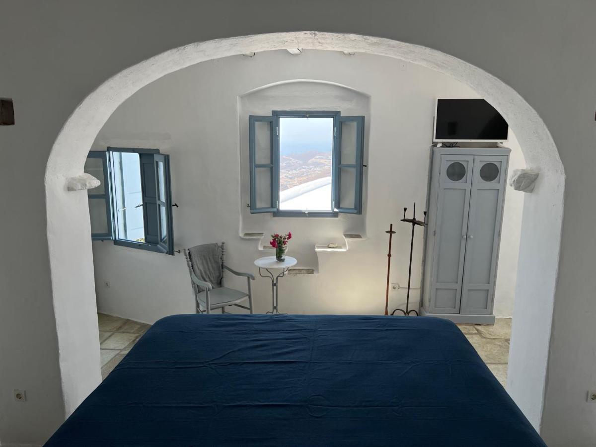 Windhouses Serifos Buitenkant foto