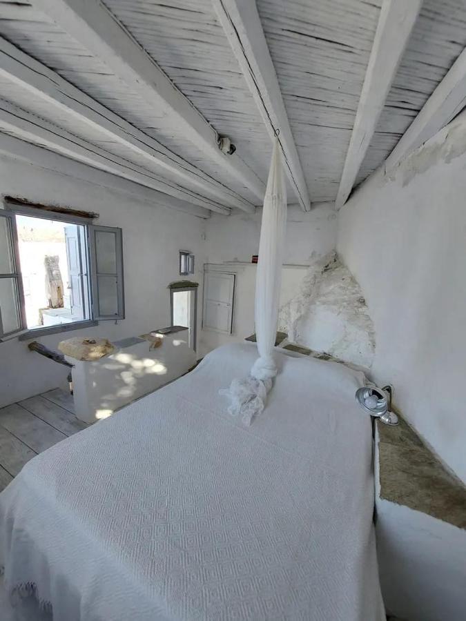 Windhouses Serifos Buitenkant foto