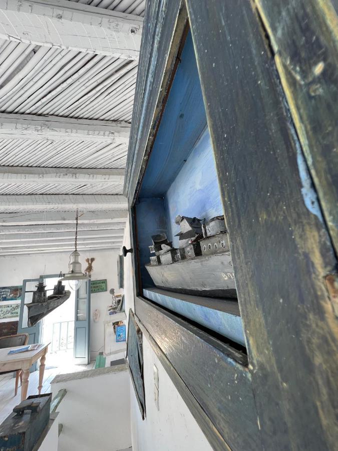 Windhouses Serifos Buitenkant foto