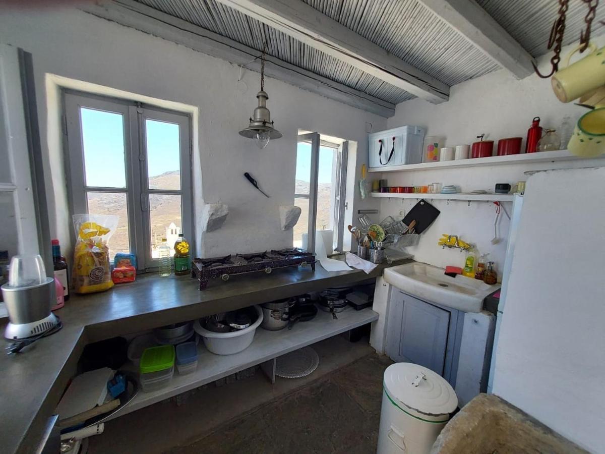 Windhouses Serifos Buitenkant foto