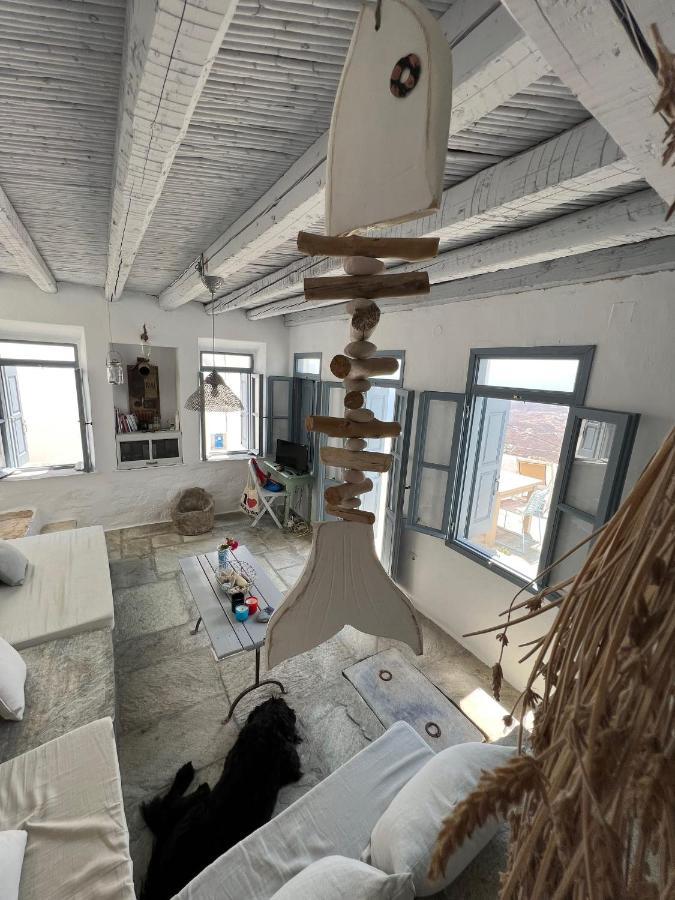 Windhouses Serifos Buitenkant foto
