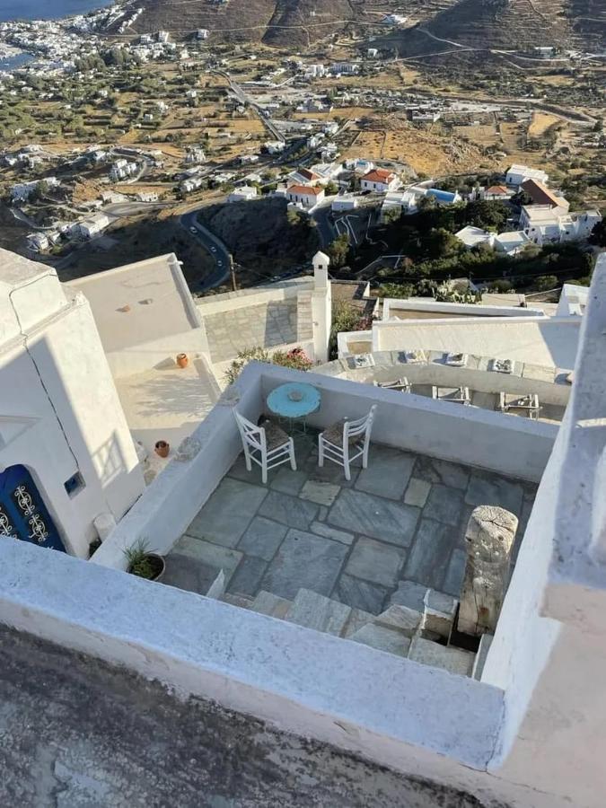 Windhouses Serifos Buitenkant foto