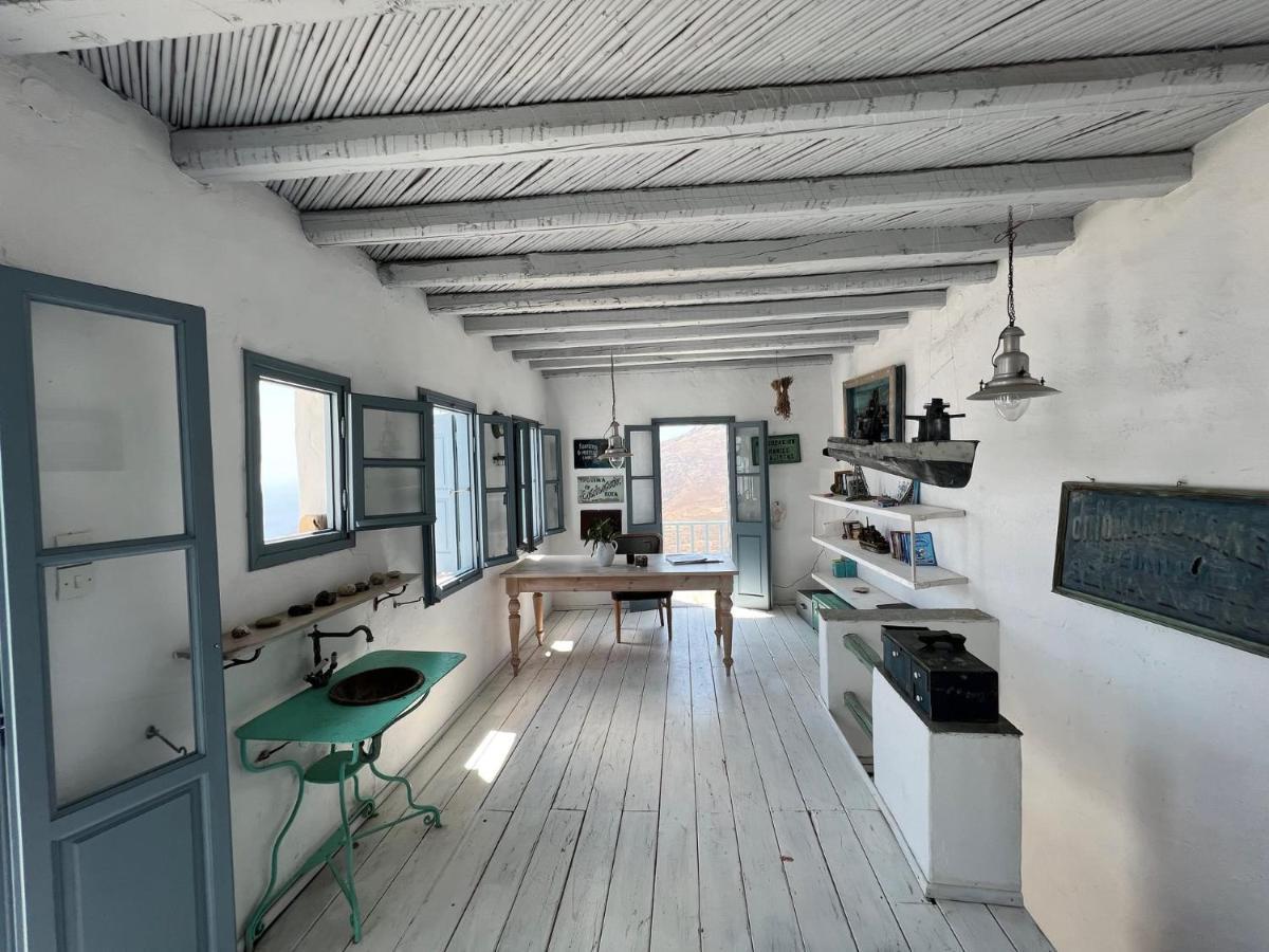 Windhouses Serifos Buitenkant foto
