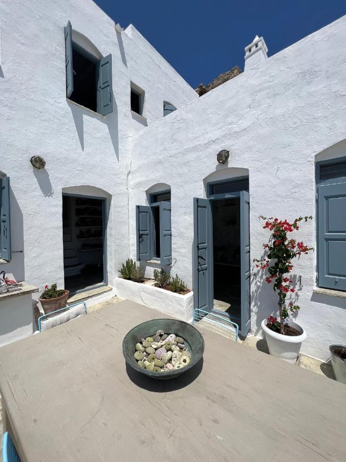 Windhouses Serifos Buitenkant foto
