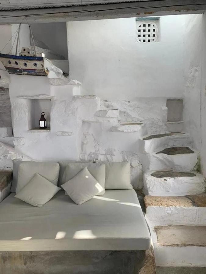 Windhouses Serifos Buitenkant foto
