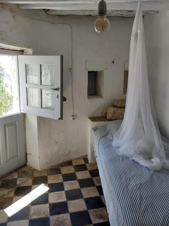 Windhouses Serifos Buitenkant foto
