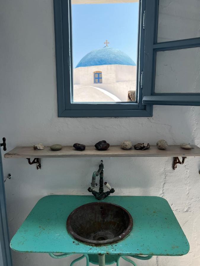 Windhouses Serifos Buitenkant foto