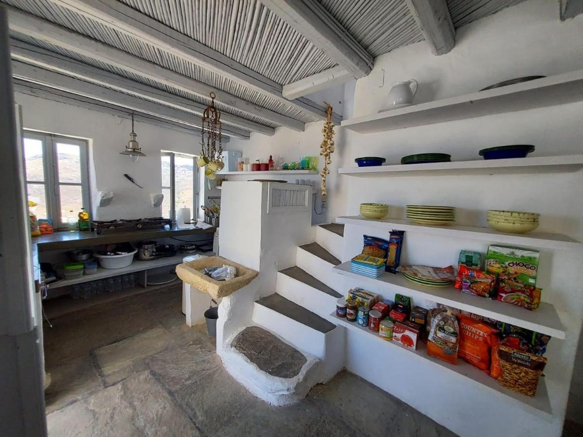 Windhouses Serifos Buitenkant foto