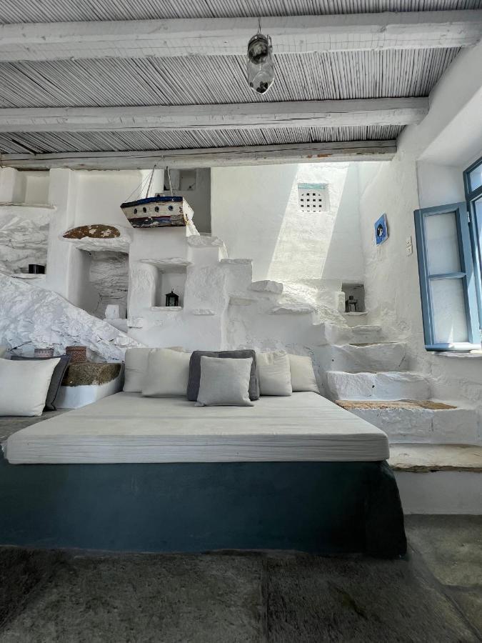 Windhouses Serifos Buitenkant foto